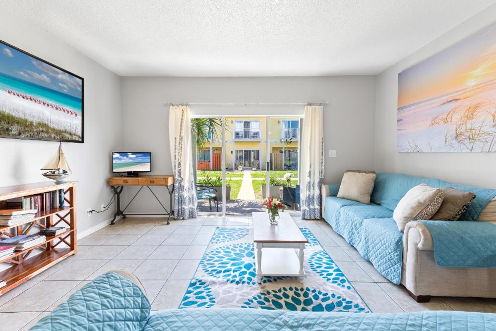 Beach House 5min walk to beach, pool, yard, close to shops and activities